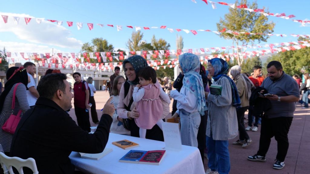 Beyhan Budak, Kitap Fuarı’nda Sağlıklı Aile İlişkilerinin Önemini Anlattı