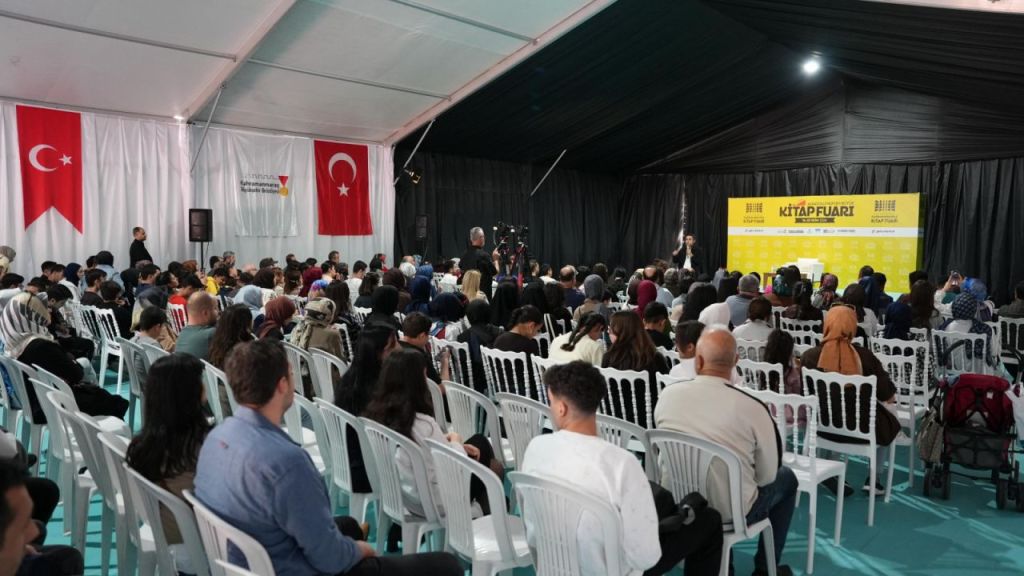Beyhan Budak, Kitap Fuarı’nda Sağlıklı Aile İlişkilerinin Önemini Anlattı