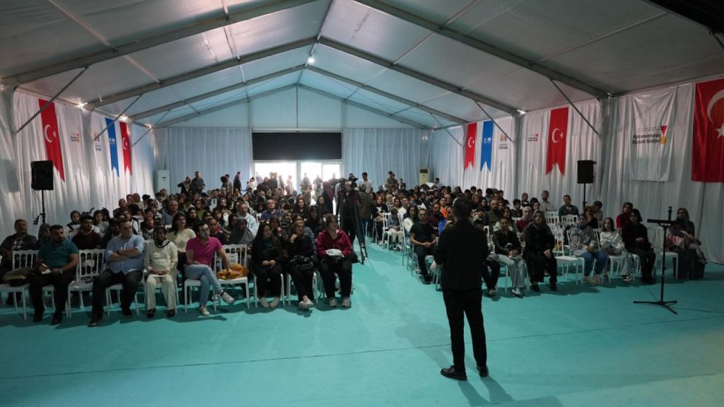 Beyhan Budak, Kitap Fuarı’nda Sağlıklı Aile İlişkilerinin Önemini Anlattı