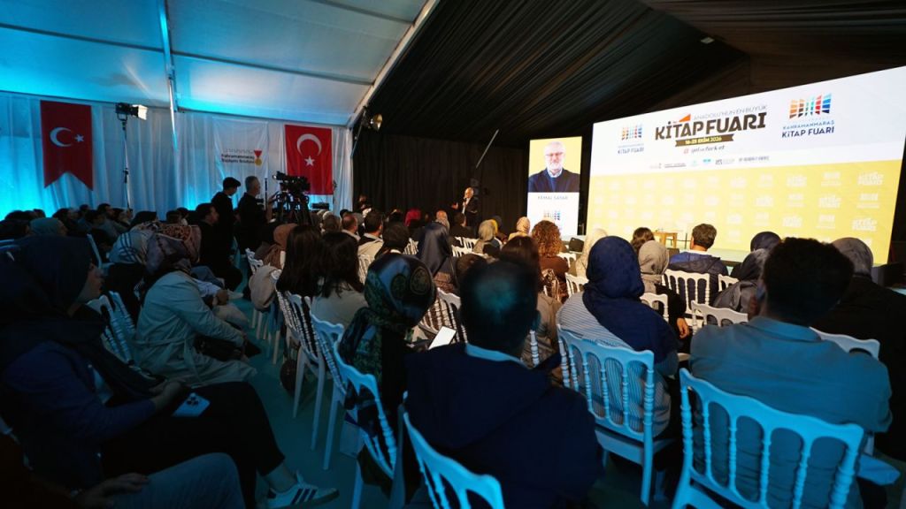 Yazar Kemal Sayar, Kahramanmaraş Kitap Fuarı’nda Sevenleriyle Buluştu