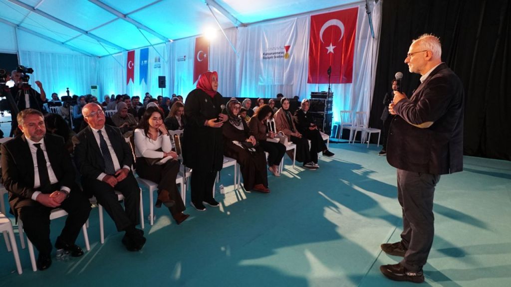 Yazar Kemal Sayar, Kahramanmaraş Kitap Fuarı’nda Sevenleriyle Buluştu